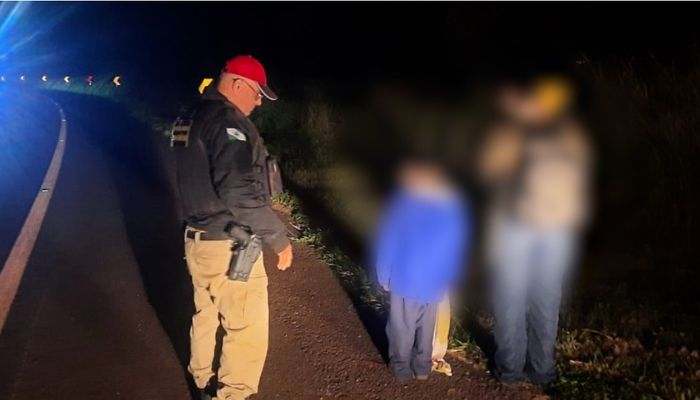 Imagem PRE Crianças que caminhavam sozinhas na BR-369 são resgatadas pela PRE de Cascavel